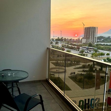 Suncoast Suites Bar Bagian luar foto