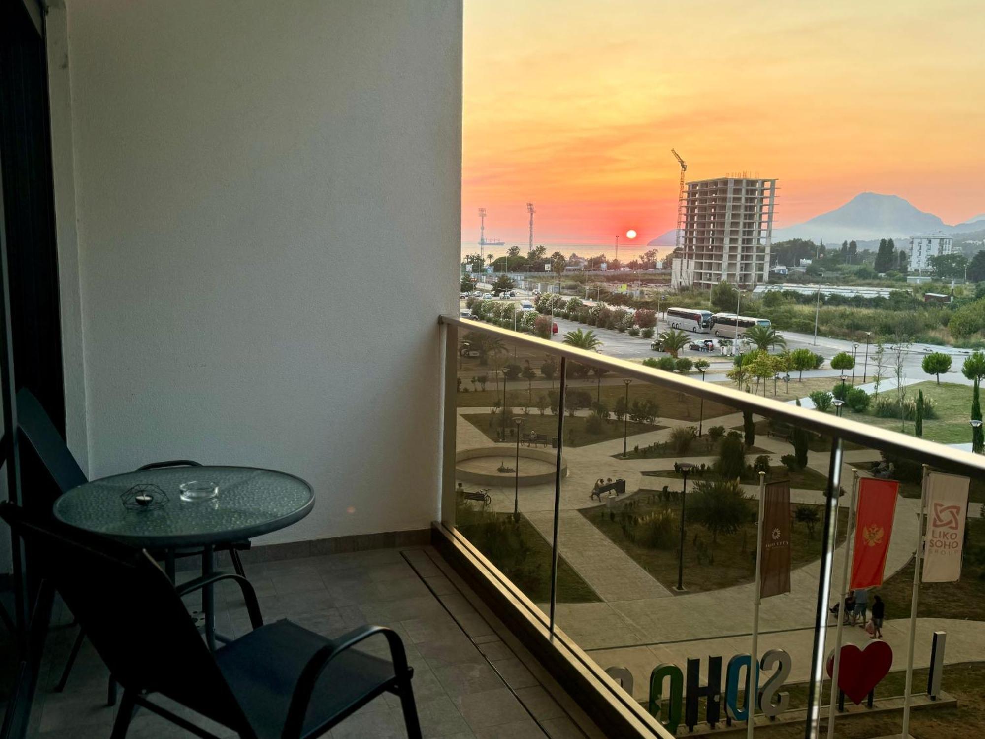 Suncoast Suites Bar Bagian luar foto
